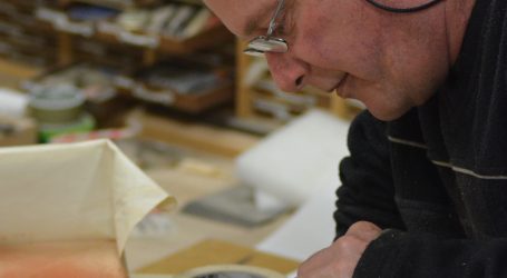 Artisan adds touch of gold to national treasures